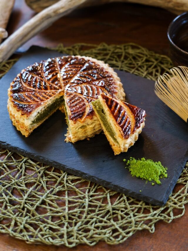 【菓子屋ミラベル×雅正庵 コラボスイーツ】

ただいまご予約を承っております。

フランスで新年に親しまれている伝統菓子、
ガレット・デ・ロワ。
切り分けた中にフェーブが入っていた方は、
その日の王様、女王様になれるという楽しい習わしがあります👑

サクッと軽やかなパイ生地に、
マルコナ産アーモンドを贅沢に使った濃厚なクリーム。
そこへ雅正庵の抹茶をたっぷりと練り込みました。

ひと口で広がる、
アーモンドのコクと抹茶の豊かな香り。
程よい苦みが甘さを引き締め、
和の気品を感じる奥深い味わいに仕上げています。

新年のひとときを、
ご家族や大切な方とともに
お楽しみいただけましたら幸いです。

数量限定のため、
ご予約はお早めに☎️

――――――――――
■抹茶のガレット・デ・ロワ
1ホール（5号）￥2,980
※フェーブ・王冠付き
――――――――――

〈お受取り日〉
1/9までのご予約→1/17・18お受取り
1/16までのご予約→1/24・25お受取り
1/23までのご予約→1/31・2/1お受取り

――――――――――

ご予約はお電話にて承っております。

千代田本店：054-267-3008
焼津西小川店：054-620-7800
おやいづ製茶本店：054-259-6786

#雅正庵
#菓子屋ミラベル
#ガレットデロワ
#抹茶ガレットデロワ
#抹茶スイーツ
#深濃抹茶
#抹茶好き
#冬限定スイーツ
#季節限定
#数量限定
#静岡スイーツ
#焼津スイーツ
#ご褒美スイーツ
#和洋菓子
#matchasweets
#japanesesweets
#galettedesrois
#winterdessert