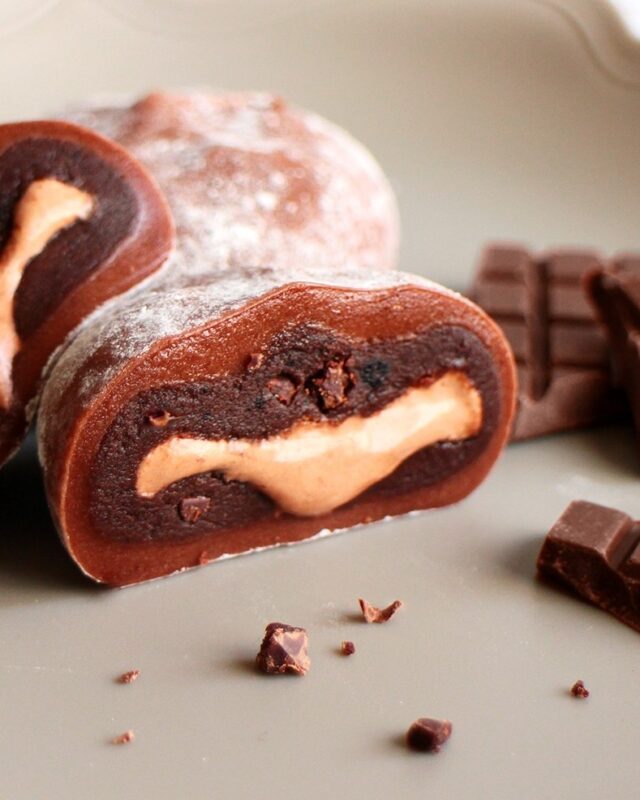 【季節限定🍫生クリーム大福】

大人気の生クリーム大福「鞠福」に、
チョコレート好きにはたまらない
季節限定『プレミアムチョコレート』が登場しました♪

ココア香るやわらかなお餅の中には、
濃厚ミルクチョコ餡とチョコクリームを包み込み、
チョコクランチの食感がほどよいアクセントに🤎

お子様のおやつにはもちろん、
大人の方はコーヒーやお酒とともに☕🍷
チョコレート尽くしの、贅沢なご褒美鞠福です✨

-------------------------------------

【定番】
・濃い抹茶
・ほうじ茶
・生クリーム
・あんバター
【季節限定】
・苺タルト
・プレミアムチョコ🆕

季節の鞠福は数量限定のため、
お早めにお試しください♪

-------------------------------------

✅全店舗で販売しております。
千代田本店　TEL：054-267-3008
焼津西小川店　TEL：054-620-7800
ベイドリーム清水店　TEL：054-368-7380
おやいづ製茶本店　TEL：054-259-6786

#雅正庵
#鞠福
#生クリーム大福
#抹茶スイーツ
#静岡スイーツ
#静岡土産
#チョコ大福
#ミルクチョコレート
#バレンタイン
#バレンタインチョコ
#matchasweets
#matchadaifuku
#抹茶好き
#mochi