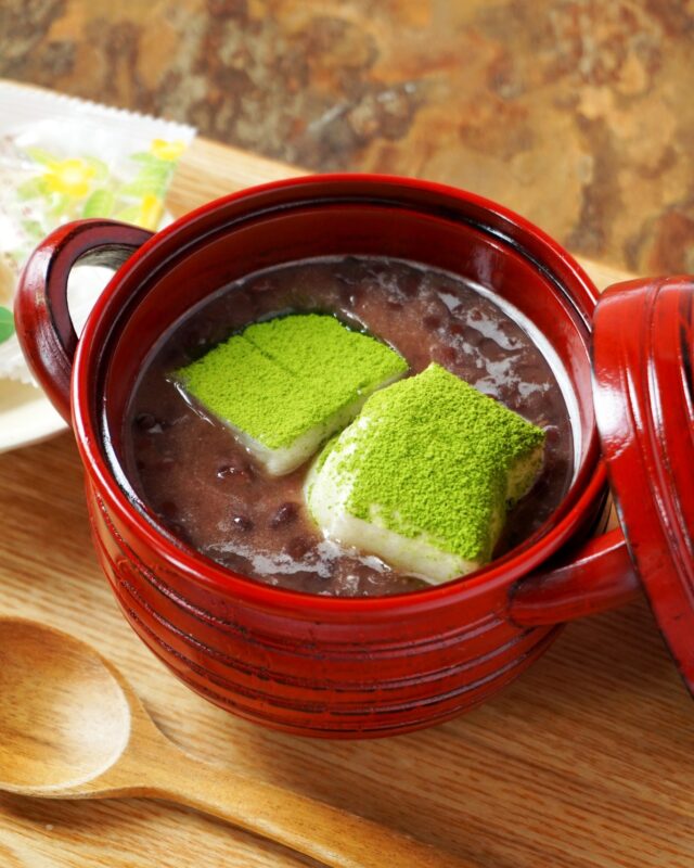 【季節限定🫘抹茶おしるこ】

雅正庵カフェに、冬だけの特別な一杯
抹茶のおしるこが登場🍵(ミニお煎餅付き)

藤枝市の老舗「神谷製餡所」の、
ふっくら粒立ちの良い練り粒あんに、
こんがり香ばしく焼き上げたお餅。
仕上げに静岡抹茶をたっぷりと振りかけました。

餡子の上品な甘さと抹茶のほろ苦さ。
素材の味を大切にした、心も体も温まるおしるこです😊

ぜひこの季節ならではの味わいをご堪能ください✨

-------------------------------------
提供期間：2026/1/5(月)～2月末
提供価格：750円
提供店舗：
・千代田本店　　TEL：054-267-3008　
・焼津西小川店　TEL：054-620-7800
-------------------------------------

#雅正庵
#静岡カフェ
#おしるこ 
#抹茶おしるこ
#抹茶スイーツ
#静岡抹茶
#冬限定スイーツ
#静岡スイーツ
#抹茶好き
#matchasweets
#japanesesweets
#matcha
#冬スイーツ
#期間限定