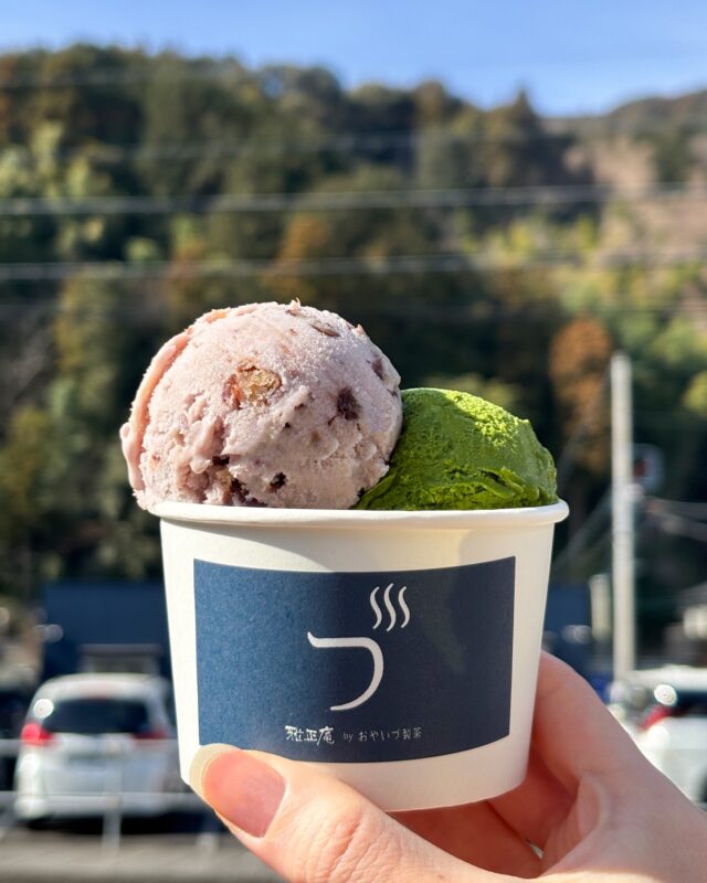 【おやいづ本店限定🍨ジェラート】

雅正庵 おやいづ本店では、
抹茶をはじめとした多彩なジェラートをお楽しみいただけます。

シングル・ダブルから選べますが、
おすすめはもちろん《ダブル》！
たくさんのフレーバーの中から、
ぜひお気に入りの組み合わせを見つけてください♪

🌟スタッフおすすめ
・小倉ミルク × 濃茶
大納言たっぷりのミルキーな小倉と、
一番人気の濃茶の組み合わせ。
和スイーツ好きにはたまらない一品です。

・きなこ餅 × 薄茶
こちらはお餅入り！とろけるお餅と、
やさしい味わいの薄茶が相性抜群。
お子様にもおすすめです。

おやいづ本店のジェラートは、一年を通してお楽しみいただけます🍃
お出かけの際は、ぜひおやいづ本店で
ほっこりひと休みしていってください🍵

-------------------------------------
【ご利用案内】
当店は店内飲食スペースのない、受渡口スタイルの店舗です。
ご購入後は、店舗前のテラス席または茶屋にてお召し上がりいただけます。
容器は簡易容器のため、お持ち帰りも可能ですが、
専用の袋・蓋のご用意はございません。
※ミニアフタヌーンのみトレイ返却制となります。

📍おやいづ製茶本店
TEL 054-259-6786
✅現金・カード・PayPay可
✅テラス席ペット同伴OK
✅無料駐車場あり
-------------------------------------

#雅正庵
#おやいづ本店
#抹茶ジェラート
#ジェラート
#抹茶スイーツ
#静岡スイーツ
#和スイーツ
#抹茶好き
#限定スイーツ
#matcha
#matchagelato
#matchasweets
#japanesesweets