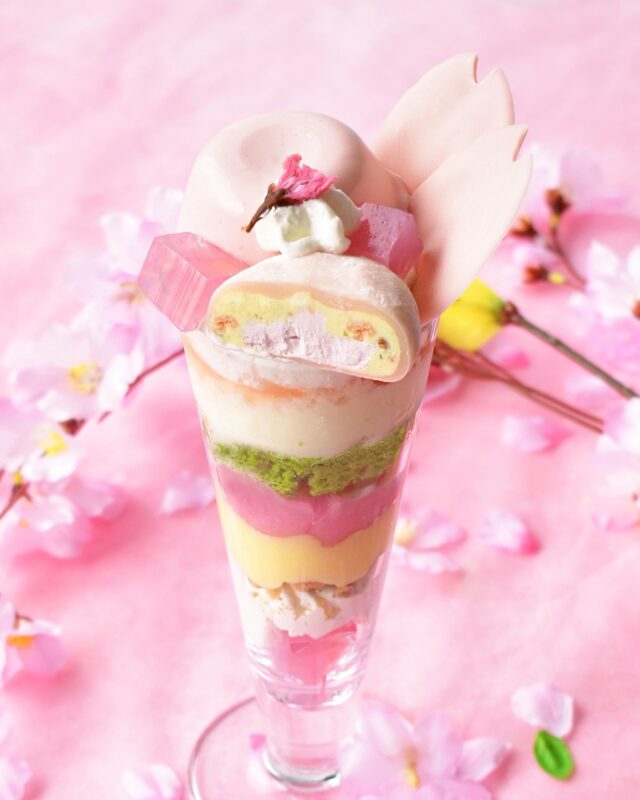 【桜満開🌸抹茶と桜のプリンパフェ】

雅正庵 千代田本店・焼津西小川店で
毎年大人気の「さくらプリンパフェ」が登場します✨

ぷるんと桜色に揺れるさくらプリンに、
季節限定の生クリーム大福〈鞠福 桜ティラミス〉、
さくらチョコや桜寒天、桜の塩漬けなど、
どこから食べても桜づくしの贅沢な一杯🌸

抹茶の緑に、桜のやさしいピンク、
白や黄色が重なり合う春らしい彩りも魅力です☺

こちらの #さくらプリンパフェ は
3月７日より提供開始いたします。
雅正庵で、あま〜いお花見気分をぜひお楽しみください♪

－－－－－－－－－－－－－

✅下記店舗のカフェで提供致します
・千代田本店　　TEL：054-267-3008
・焼津西小川店　TEL：054-620-7800

－－－－－－－－－－－－－

#雅正庵
#おやいづ製茶
#小柳津清一商店
#春スイーツ
#春デザート
#さくらスイーツ
#抹茶カフェ
#抹茶スイーツ
#静岡市カフェ
#焼津カフェ
#桜スイーツ
#桜パフェ
#春はすぐそこ
#静岡カフェ巡り
#matchasweets
#matcha
#sakurasweets 
#sakura